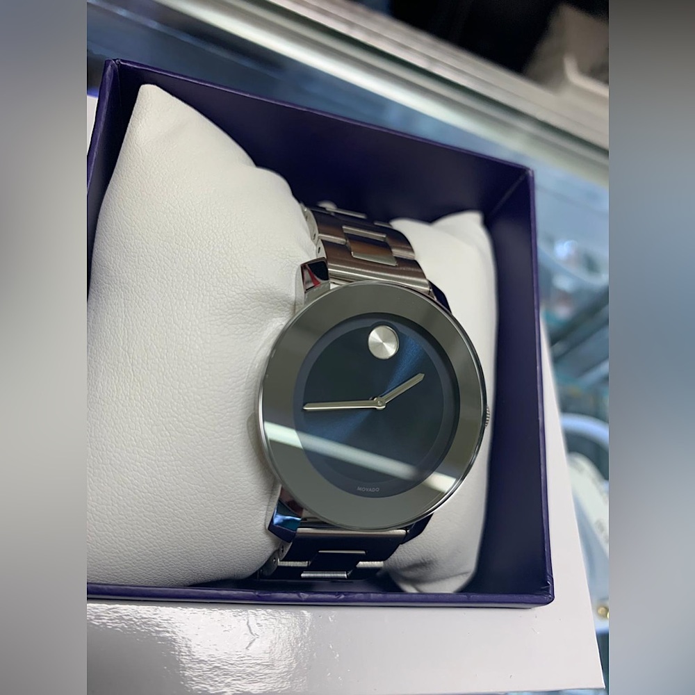 MOVADO BOLD WATCH 36mm, silver + navy blue background